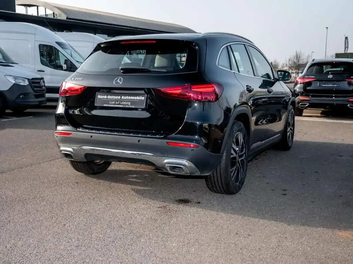 Gebraucht Mercedes GLA200 Progressive 163 PS (119 kW) 2025 Metalliclack kosmosschwarz SUV