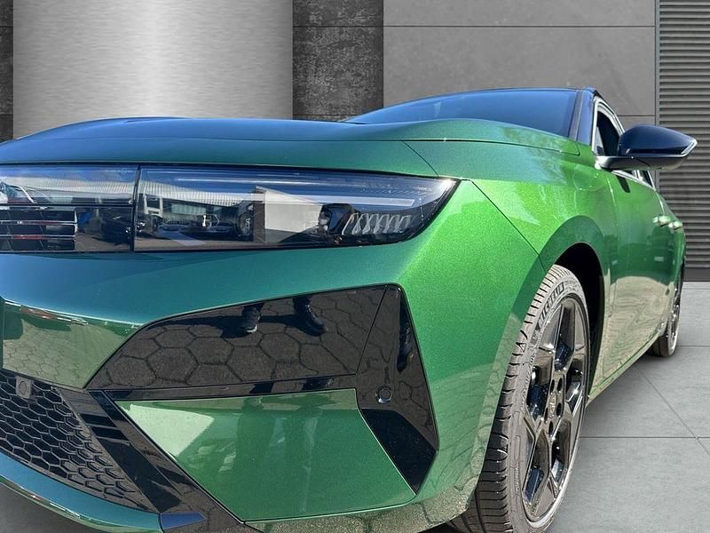 Neu Opel Astra Ultimate 145 PS (106 kW) 2026 Klover grün Kombi