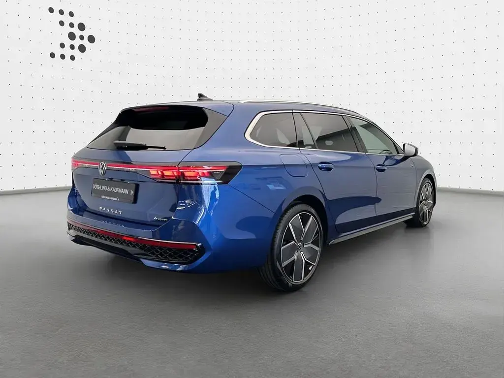 Gebraucht VW Passat R-line 193 PS (141 kW) 2025 Blau Kombi