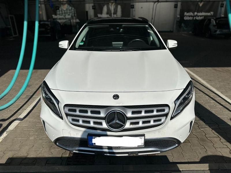 Weiß Gebraucht 2020 Mercedes GLA200 SUV | 23.000 € (Guter Preis) - Bild 1/4