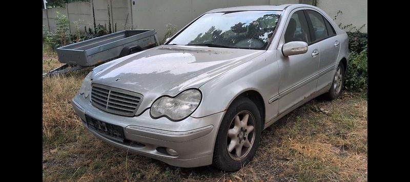 Grau Gebraucht 2001 Mercedes C180 Elegance Limousine | 500 € (Superpreis) - Bild 1/4