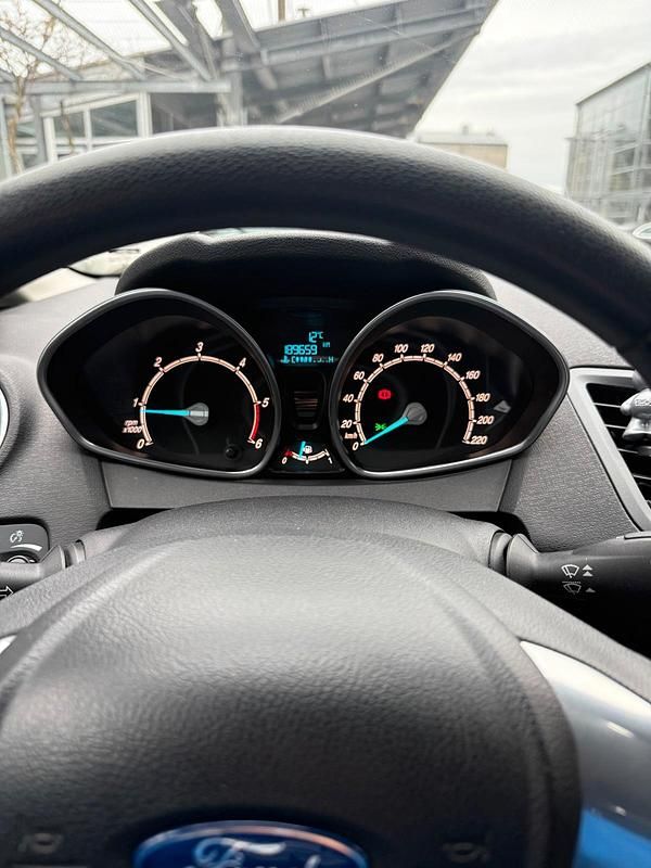 Gebraucht Ford Fiesta 75 PS (55 kW) 2014 Grau Kleinwagen