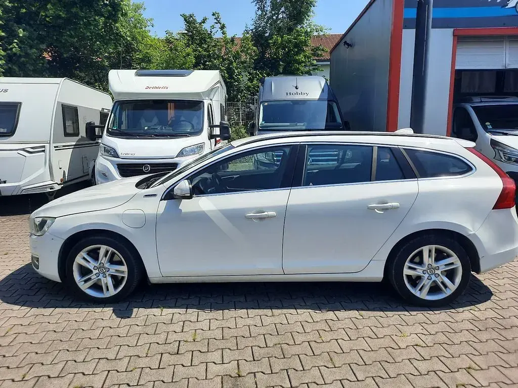 Gebraucht Volvo V60 Momentum 215 PS (158 kW) 2016 Weiß Kombi
