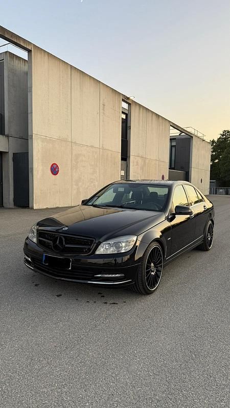 Schwarz Gebraucht 2010 Mercedes C350 Limousine | 8.300 € (Fairer Preis) - Bild 1/4