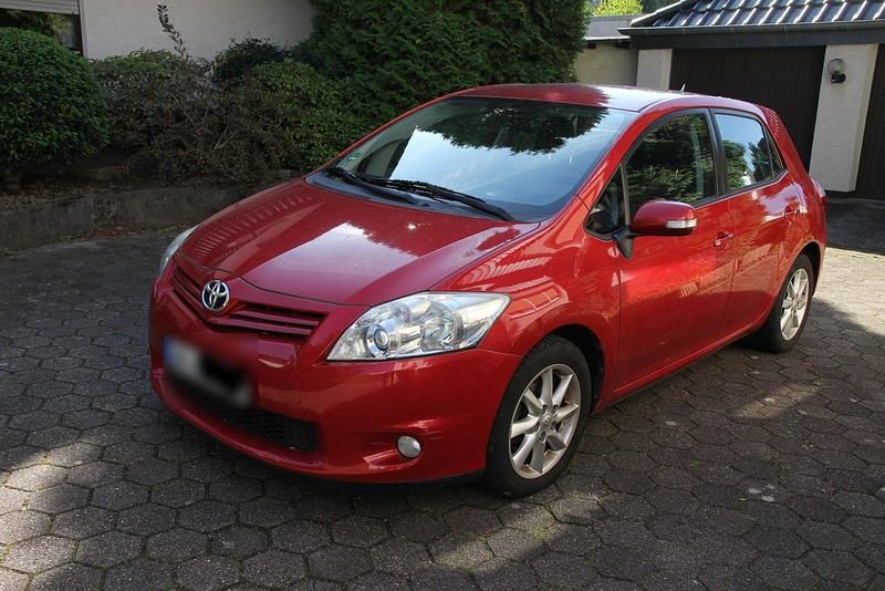 Rot Gebraucht 2010 Toyota Auris Life Limousine | 3.899 € (Superpreis) - Bild 1/4