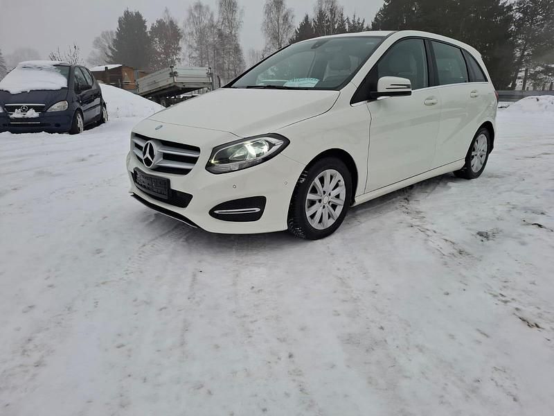 Gebraucht Mercedes B180 109 PS (80 kW) 2015 Weiß Van / Kleinbus