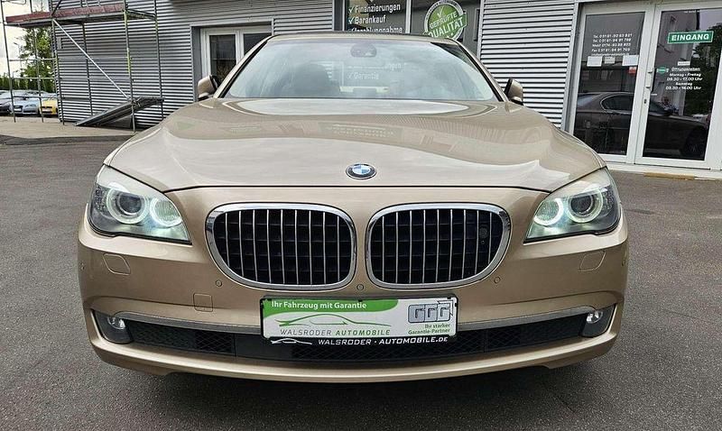 Milanobeige metallic Gebraucht 2012 BMW 740 Limousine | 16.990 € (Fairer Preis) - Bild 1/4