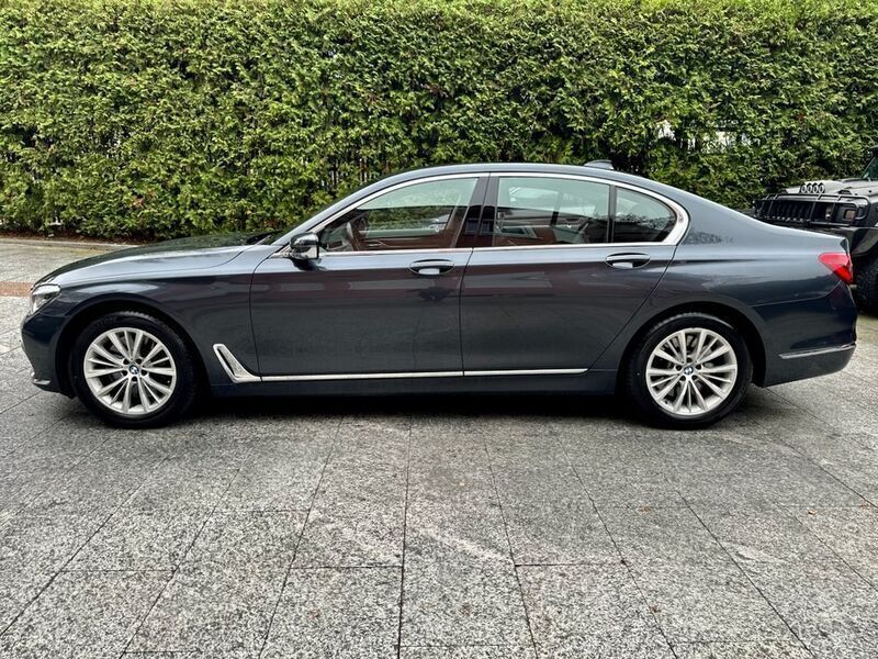 Grau Gebraucht 2017 BMW 750 Limousine | 27.980 € - Bild 1/4