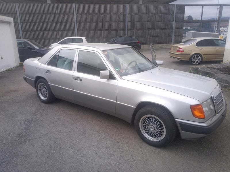 Second-hand Mercedes E260 118 CP (86 kW) 1991 Argintiu Berlinǎ