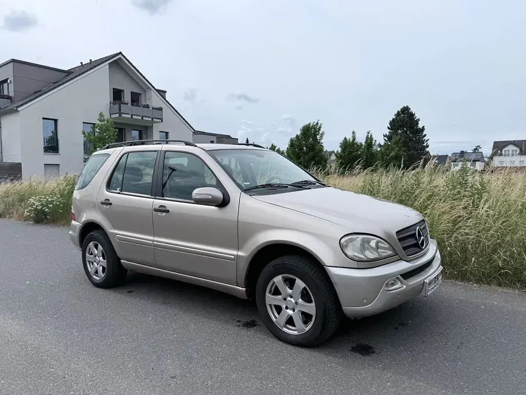 Gebraucht Mercedes ML270 163 PS (119 kW) 2002 Gold SUV