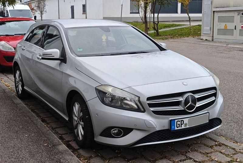 Silber Gebraucht 2012 Mercedes A180 AMG line Plus Limousine | 8.690 € (Fairer Preis) - Bild 1/4