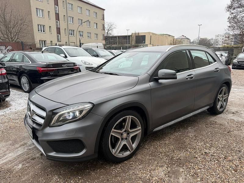 Grau Gebraucht 2016 Mercedes GLA200 AMG line SUV | 12.450 € (Fairer Preis) - Bild 1/4