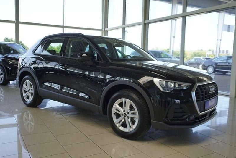 Mythosschwarz metallic Neu 2025 Audi Q3 Basis SUV | 35.910 € (Superpreis) - Bild 1/4