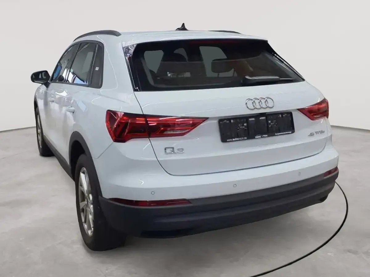 Gebraucht Audi Q3 Ambiente 150 PS (110 kW) 2022 Gletscherweiß metallic SUV