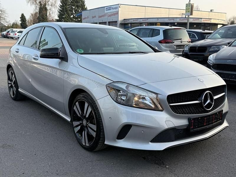 Gebraucht Mercedes A180 122 PS (89 kW) 2015 Silber Limousine