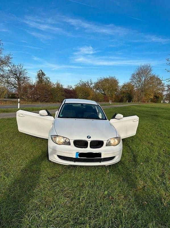 Weiß Gebraucht 2011 BMW 116 Kleinwagen | 3.199 € (Fairer Preis) - Bild 1/4