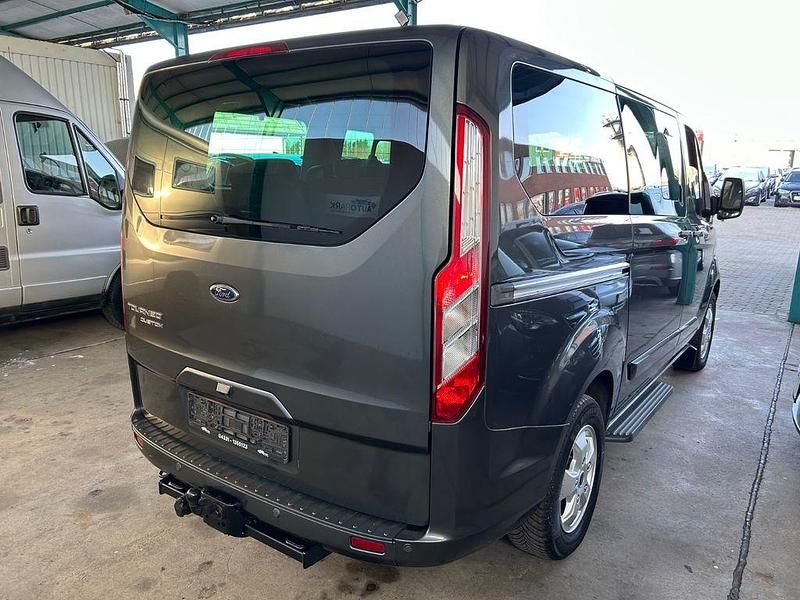 Gebraucht Ford Tourneo Titanium 155 PS (114 kW) 2016 Grau Kombi