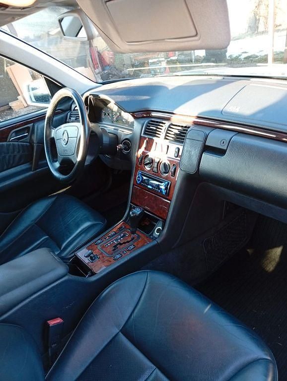Gebraucht Mercedes E280 Elegance 204 PS (150 kW) 1999 Silber Limousine