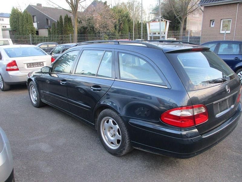 Gebraucht Mercedes E220 150 PS (110 kW) 2004 Schwarz Kombi