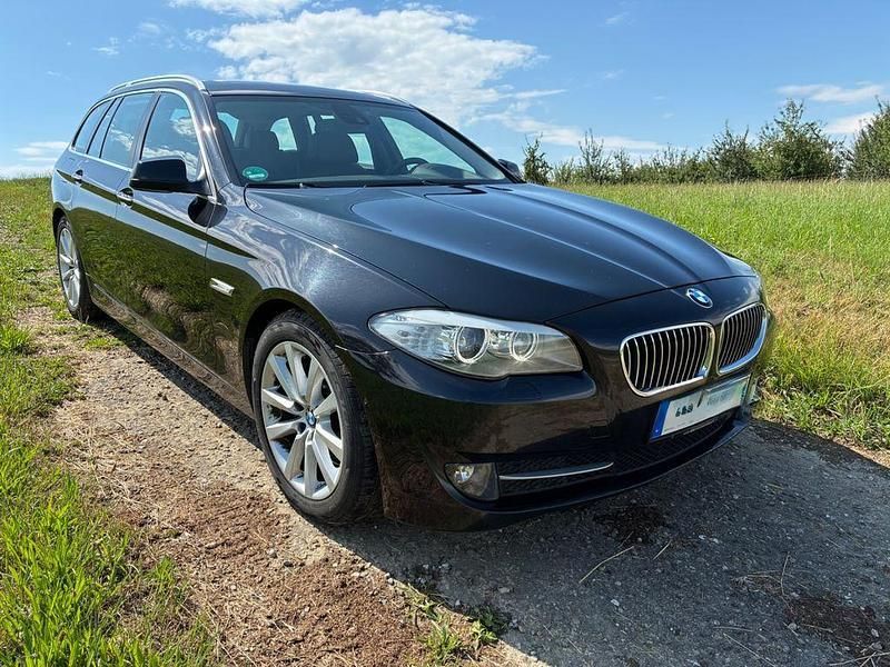 Schwarz Gebraucht 2011 BMW 530 Kombi | 7.990 € (Fairer Preis) - Bild 1/4