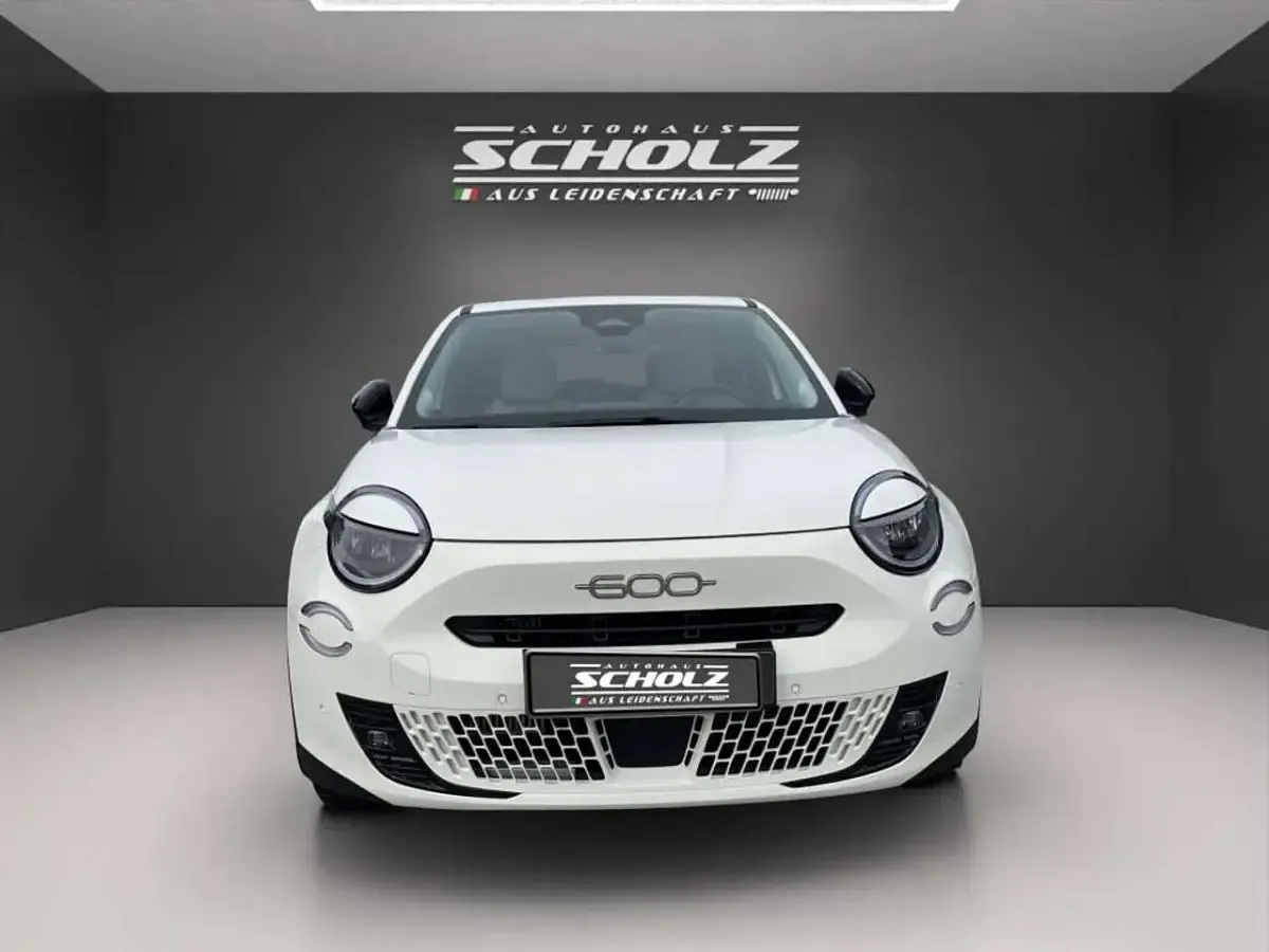Neu Fiat 600 La Prima 110 PS (80 kW) 2025 Gelato weiß SUV
