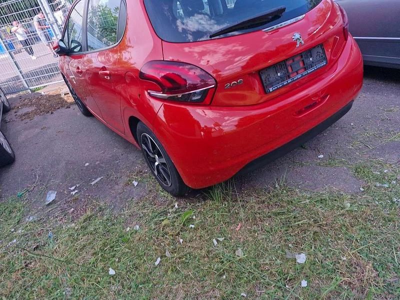 Gebraucht Peugeot 208 Active 82 PS (60 kW) 2018 Orange power/metallic Kleinwagen