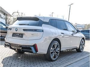 Neu BMW iX M Sport 300 kW (408 PS) 2026 Grau (dune grey) SUV