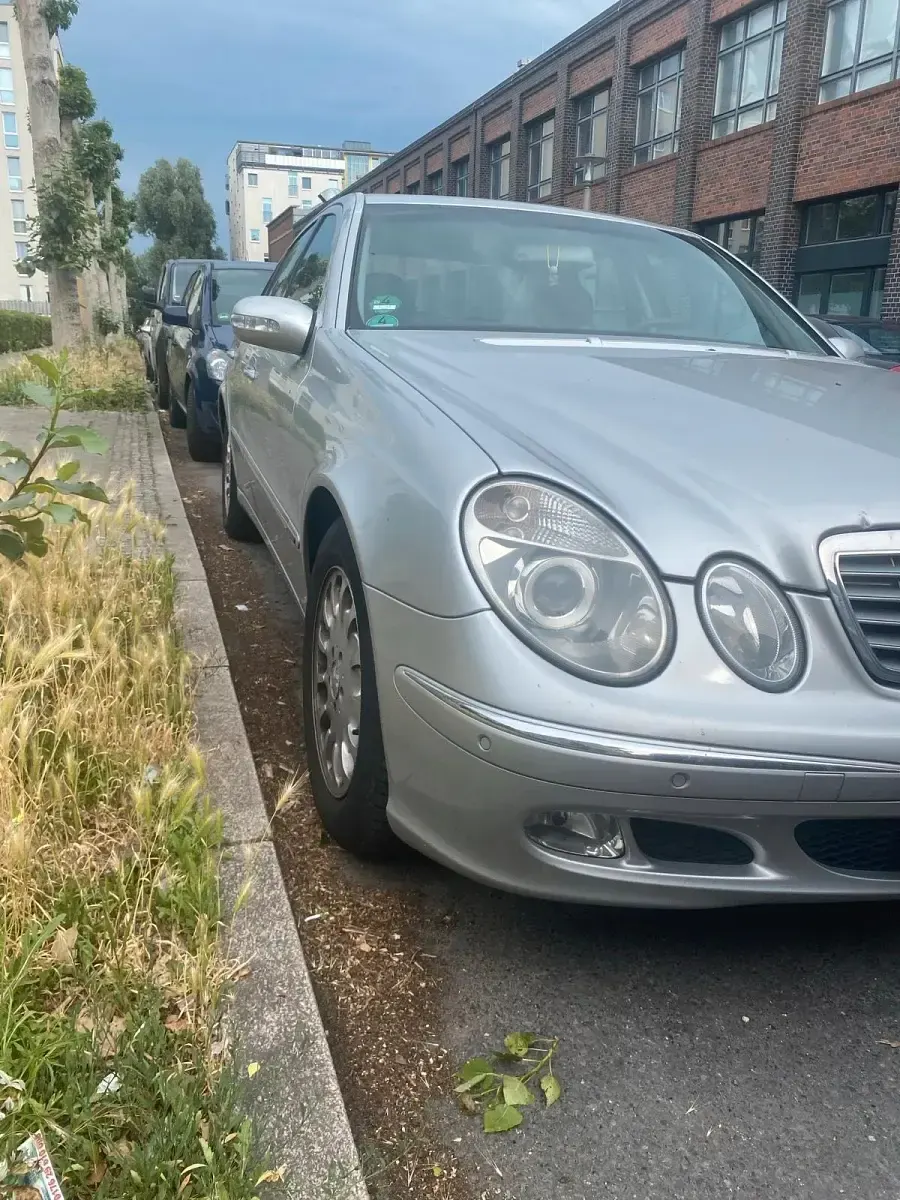 Gebraucht Mercedes E240 177 PS (130 kW) 2002 Silber Limousine