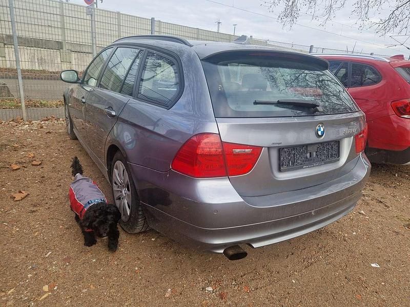 Gebraucht BMW 318 143 PS (105 kW) 2011 Spacegrau metallic Kombi