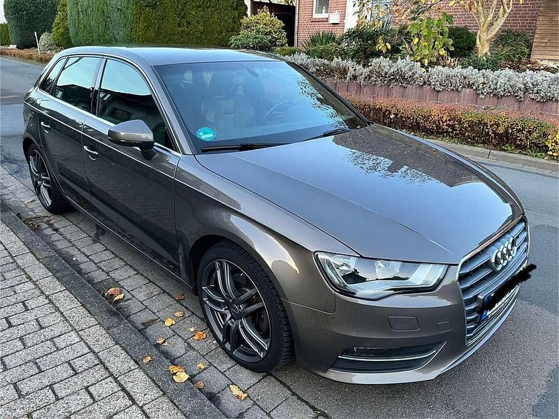 Grau Gebraucht 2013 Audi A3 Ambition Kleinwagen | 9.280 € (Fairer Preis) - Bild 1/4