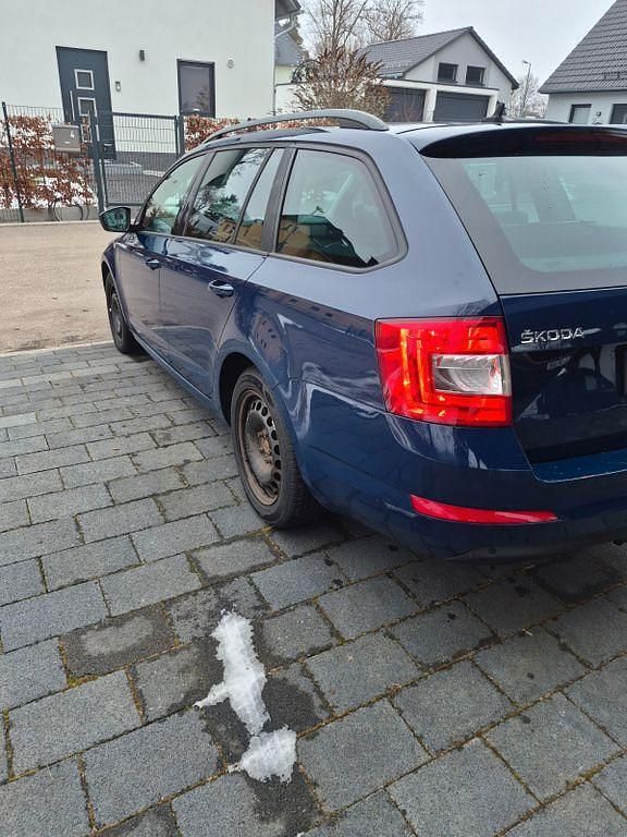 Blau Gebraucht 2013 Skoda Octavia Ambition Kombi | 7.800 € (Teuer) - Bild 1/4