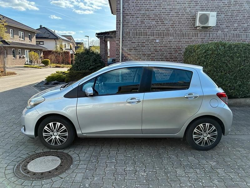 Gebraucht Toyota Yaris 99 PS (72 kW) 2012 Silber Kleinwagen