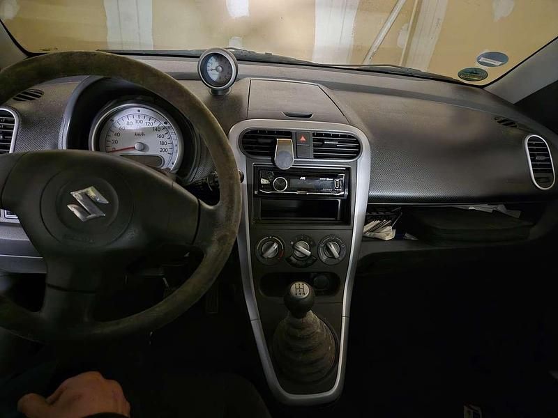 Schwarz Gebraucht 2010 Suzuki Splash Basic Kleinwagen | 2.500 € (Fairer Preis) - Bild 1/4