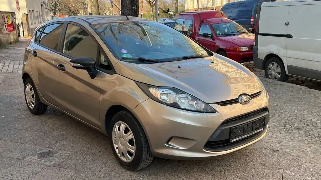 Gebraucht Ford Fiesta Trend 82 PS (60 kW) 2010 Gold Limousine
