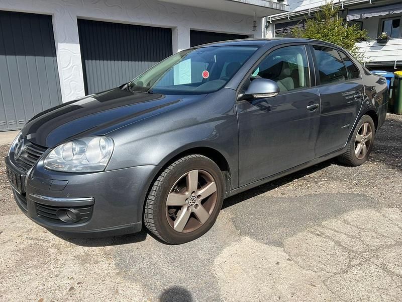 Gebraucht VW Jetta 102 PS (75 kW) 2009 Grau Limousine