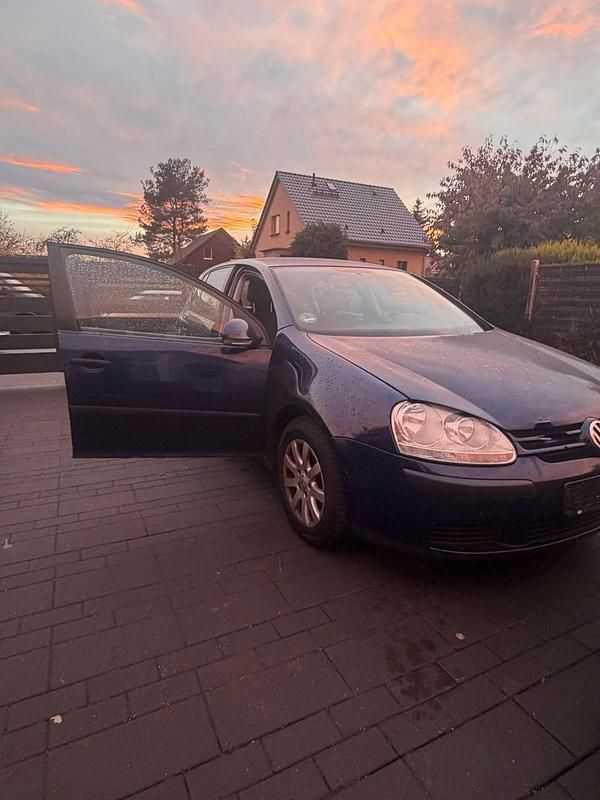 Blau Gebraucht 2006 VW Golf V Kleinwagen | 3.190 € (Guter Preis) - Bild 1/4