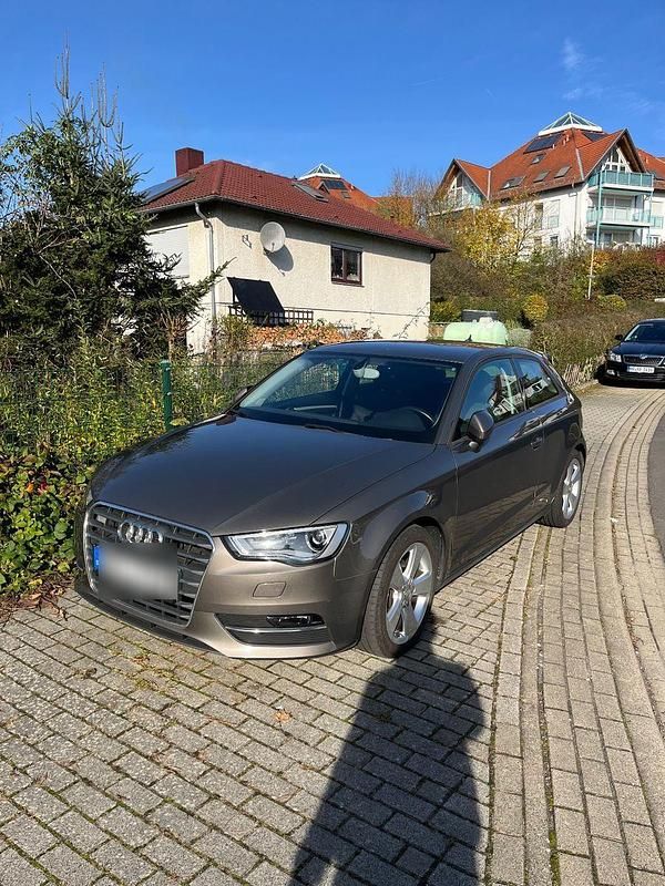 Grau Gebraucht 2015 Audi A3 Ambiente Limousine | 13.200 € (Guter Preis) - Bild 1/4