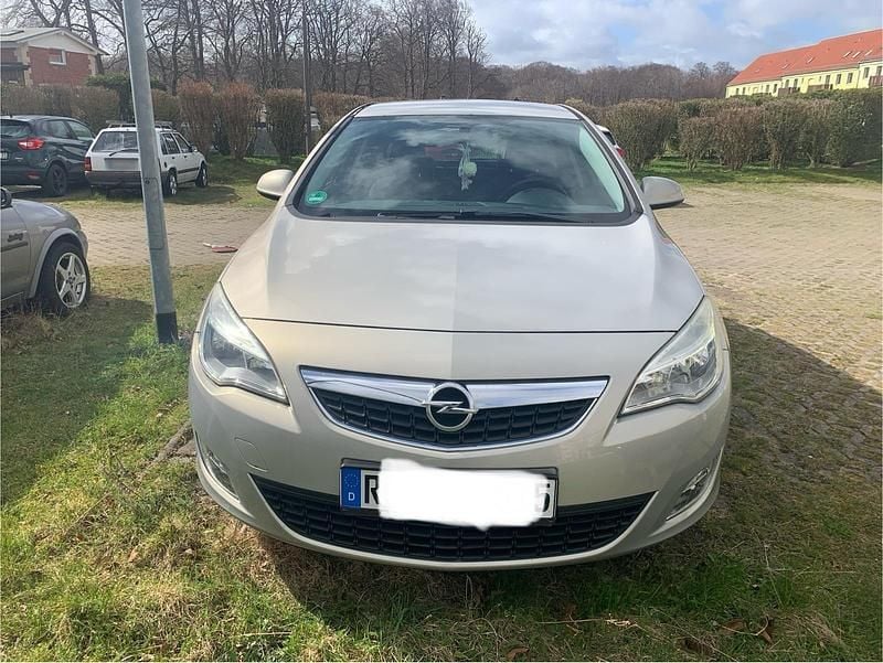 Gebraucht Opel Astra 90 PS (66 kW) 2012 Silber Kleinwagen