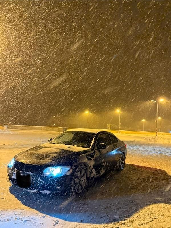 Schwarz Gebraucht 2011 BMW 330 Coupé | 12.000 € (Superpreis) - Bild 1/2