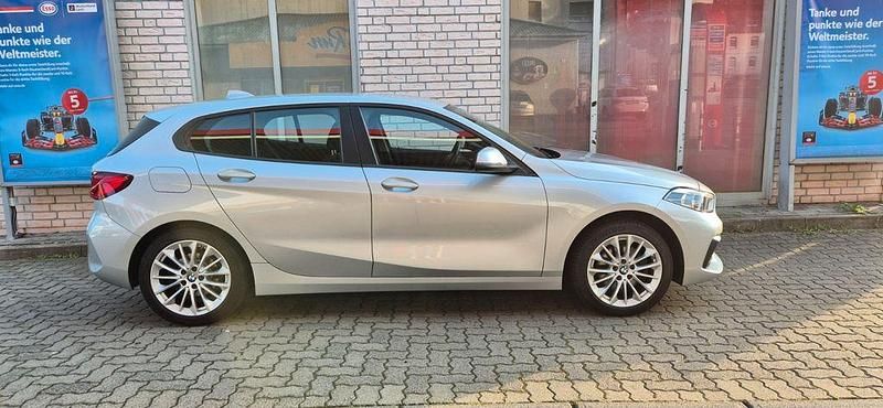 Silber Gebraucht 2021 BMW 118 Advantage Kleinwagen | 17.900 € (Fairer Preis) - Bild 1/4
