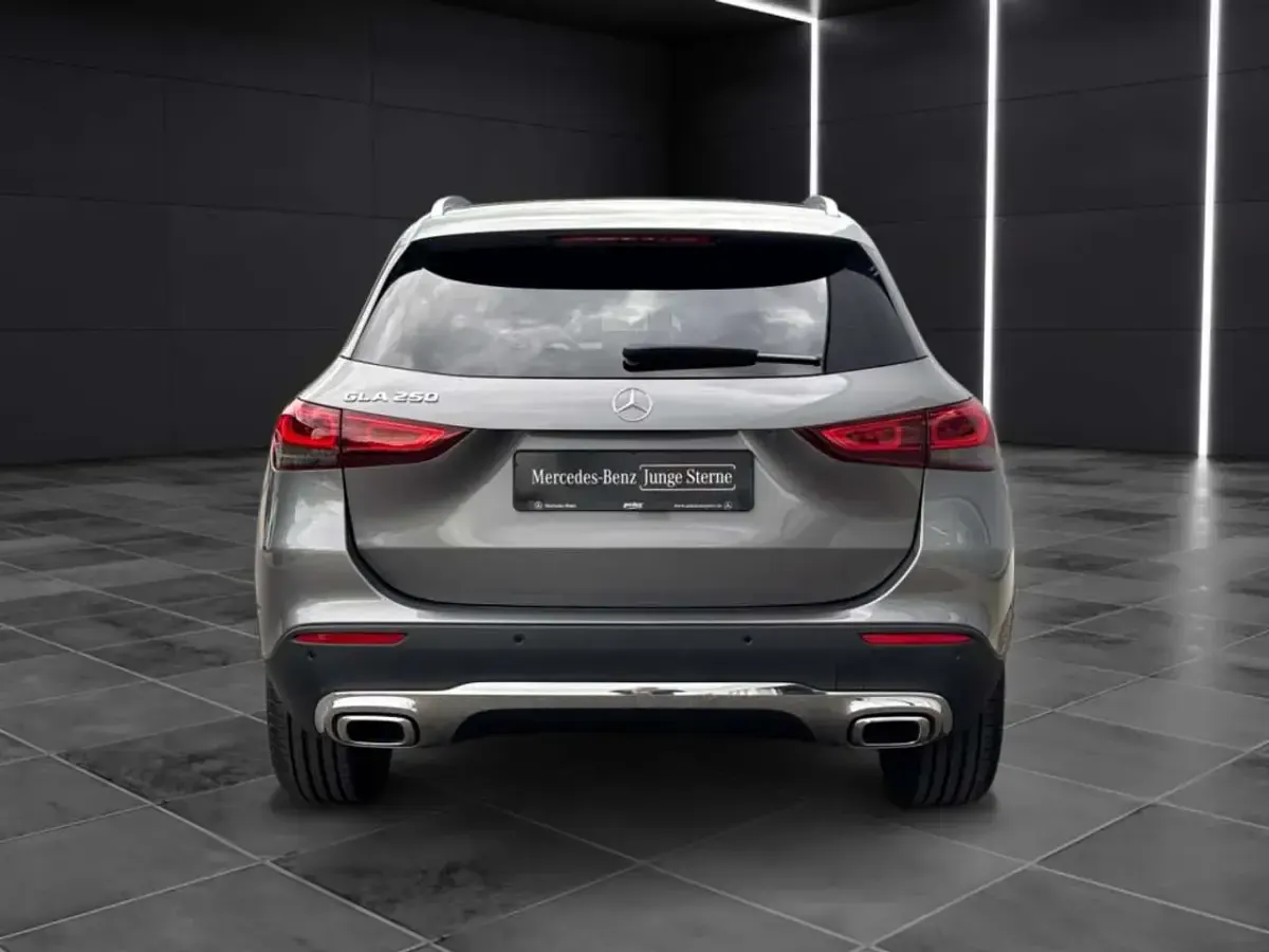 Gebraucht Mercedes GLA250 Progressive 224 PS (164 kW) 2021 Metalliclack mountaingrau SUV