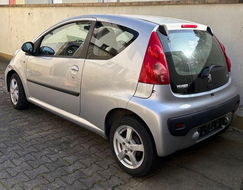 Gebraucht Peugeot 107 68 PS (50 kW) 2009 Silber Kleinwagen