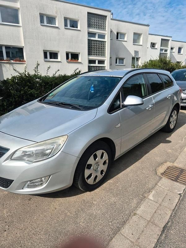 Gebraucht Opel Astra 131 PS (96 kW) 2011 Silber Kombi