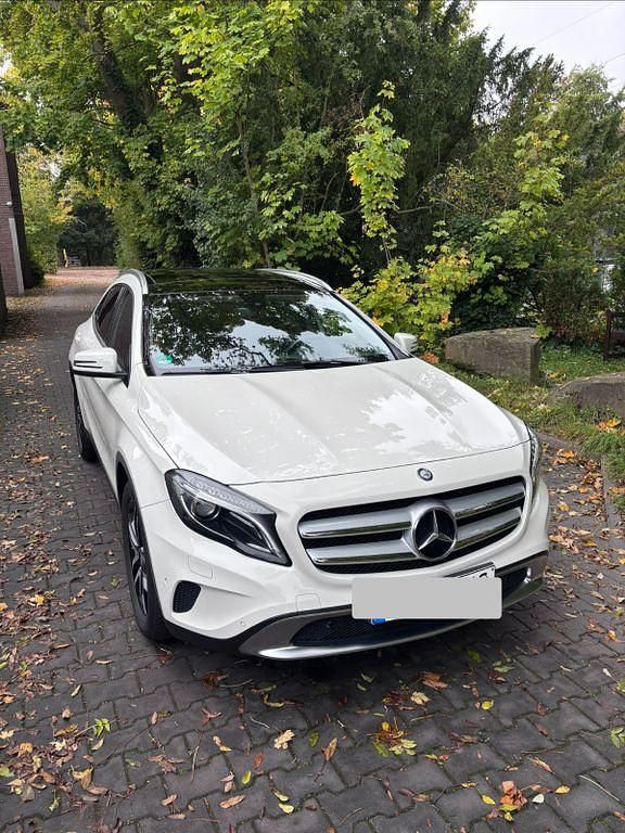 Weiß Gebraucht 2015 Mercedes GLA180 SUV | 15.700 € (Fairer Preis) - Bild 1/4