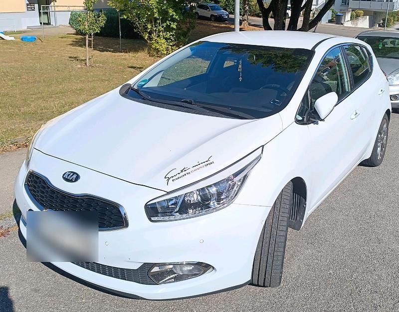 Weiß Gebraucht 2012 Kia Ceed Spirit Kleinwagen | 7.400 € (Fairer Preis) - Bild 1/4