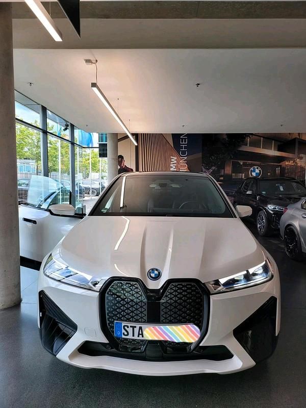 Weiß Gebraucht 2024 BMW iX Sport Line SUV | 54.999 € (Fairer Preis) - Bild 1/4