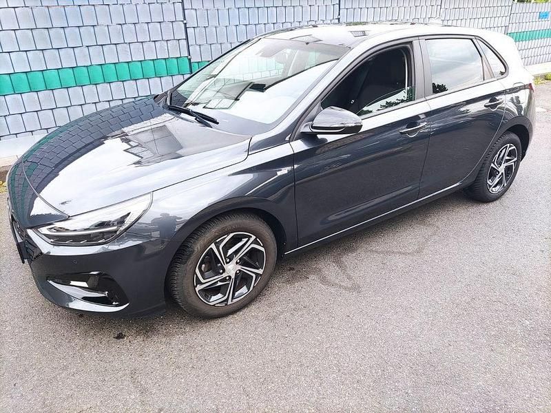Grau Gebraucht 2020 Hyundai i30 Intro Edition Limousine | 15.980 € (Guter Preis) - Bild 1/4