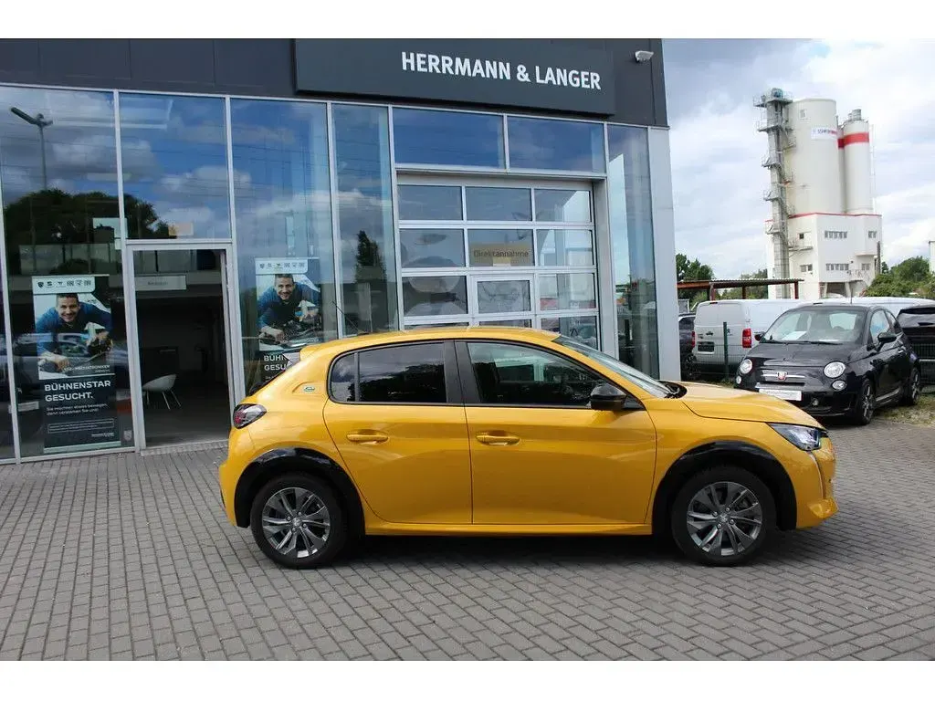 Gebraucht Peugeot e-208 Active 100 kW (136 PS) 2022 Gelb / faro gelb (metallic) Kleinwagen