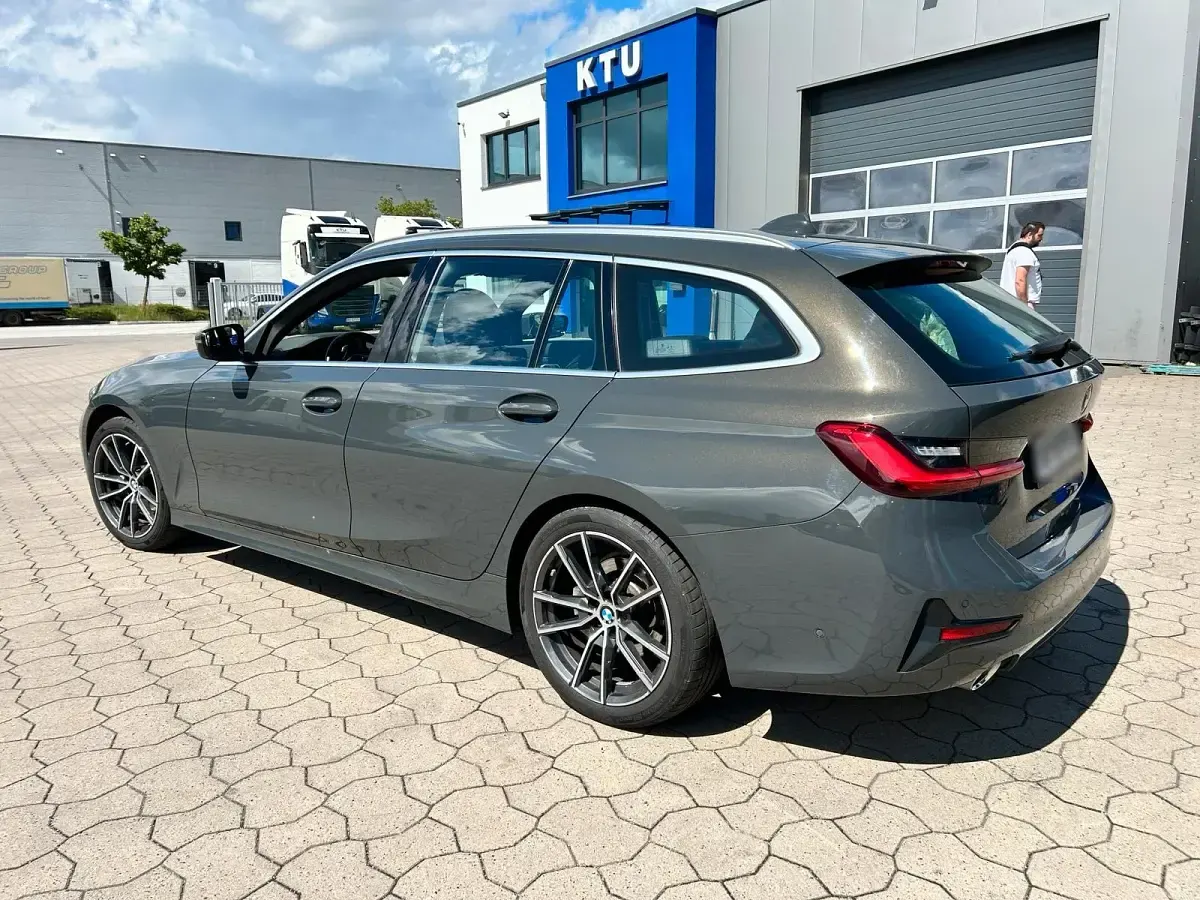 Gebraucht BMW 320 Sport Line 190 PS (139 kW) 2020 Grau Kombi