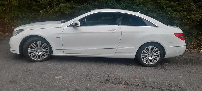 Gebraucht Mercedes E220 Elegance 170 PS (125 kW) 2011 Weiß Coupé